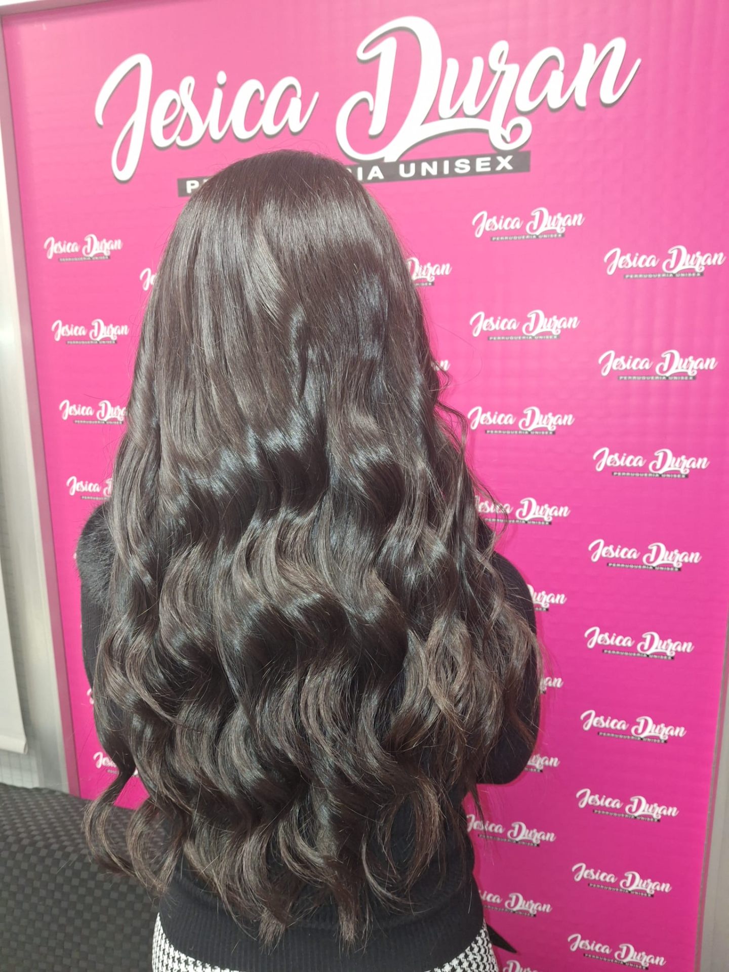 Melena larga con ondas y mural fucsia Jesica Durán