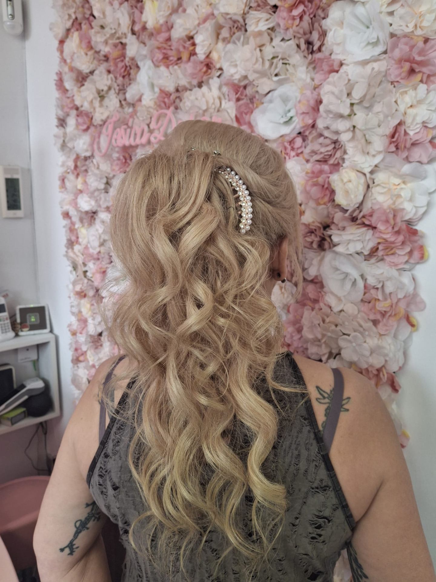Semirrecogido con ondas y broche de perlas