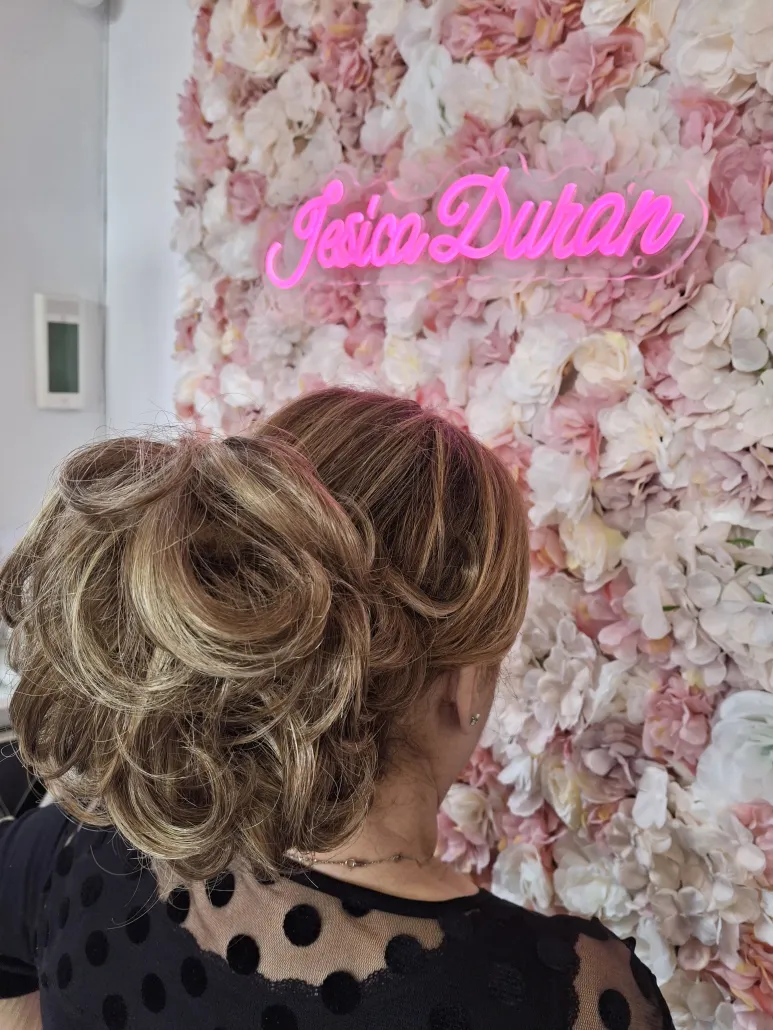 Corte con ondas y mechas — mural Jesica Durán