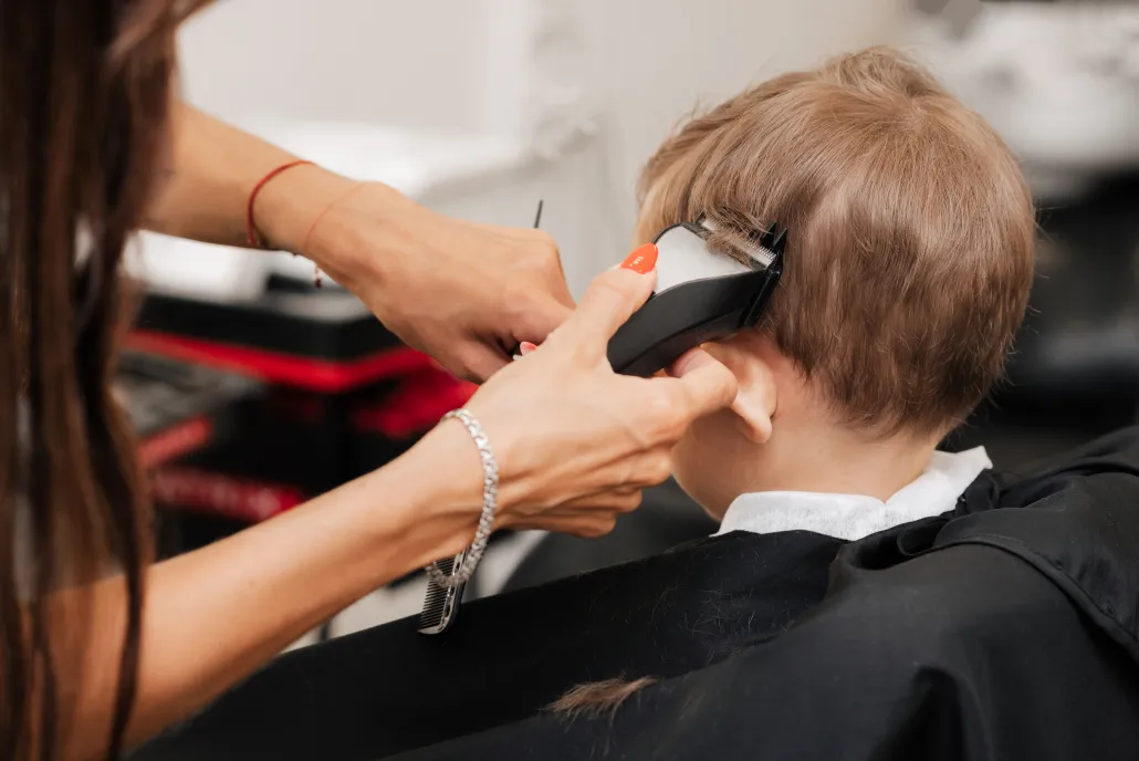 Corte infantil con máquina